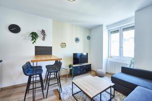 a living room with a couch and a table at BE-4G - Joli 2 pièces tout équipé pour 1-2 pers au 4ème étage au centre de Mulhouse in Mulhouse
