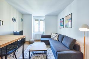 a living room with a couch and a table at BE-4G - Joli 2 pièces tout équipé pour 1-2 pers au 4ème étage au centre de Mulhouse in Mulhouse +21 photos