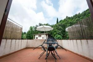 Charming Studio with Shared Pool in Loro Ciuffennaにあるパティオまたは屋外エリア
