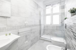 Un baño blanco con inodoro y lavabo. en Easylife - Milano - Unione 2 - Duomo, en Milán