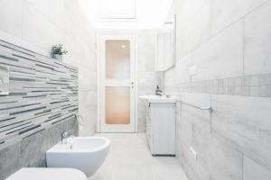 Un baño blanco con inodoro y lavabo. en Easylife - Milano - Unione 2 - Duomo, en Milán