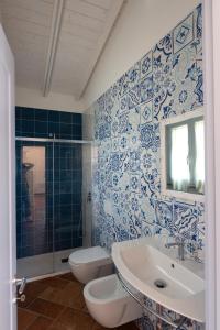 a bathroom with two toilets and a sink and a shower at L' Elicriso in Marciana