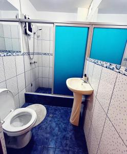 un baño con inodoro y lavabo en LOS PECANOS Ica, en Ica 21 fotos más
