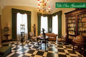 - un salon avec un sol en damier et un lustre dans l'établissement B&B Villa San Gennariello, à Portici