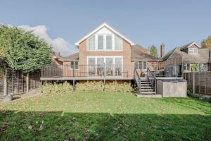 a house with a fence and a yard at Luxury new build 5-Bed Bungalow-Long Stay Offer in Winkfield