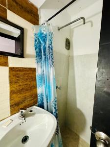 a bathroom with a sink and a shower at HOSTAL CASA ALFON BURITACA in Santa Marta +17 photos