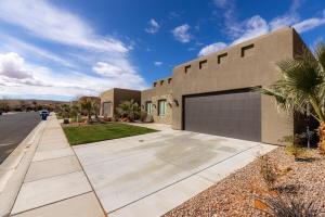 ein großes Gebäude mit Garage auf einer Straße in der Unterkunft The Ashley at Sand Hollow Resort in Hurricane