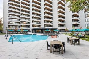Πισίνα στο ή κοντά στο 2BR Executive Apartment with Spacious Layout
