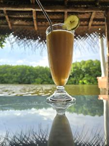 un drink in un bicchiere con dentro del lime di Ginger Harmony Guesthouse and Cafe a Tangalle
