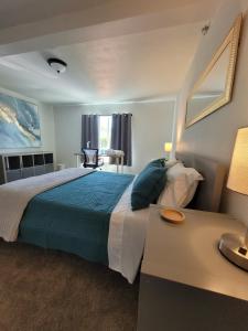 a bedroom with a large bed and a desk at Sunstone House in Portland