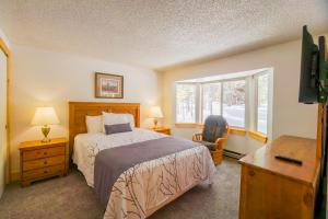 Postel nebo postele na pokoji v ubytování Timbers at Island Park + 24 fotografií