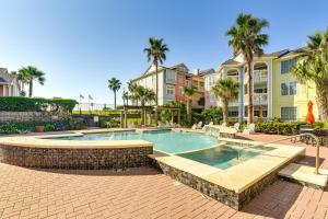 Πισίνα στο ή κοντά στο Steps to Beach Ocean-View Galveston Condo!