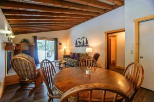 Posezení v ubytování Timbers at Island Park