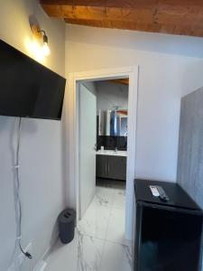 TV a/nebo společenská místnost v ubytování Alma Suite Bed and Breakfast