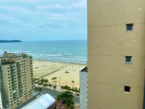 a view of a beach from a building at Residencial Acqua mare in Samaritá