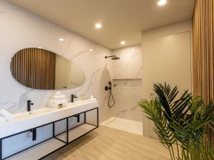 Ένα μπάνιο στο Appartement de luxe avec piscine et vue mer - FR-1-734-71 +19 φωτογραφίες