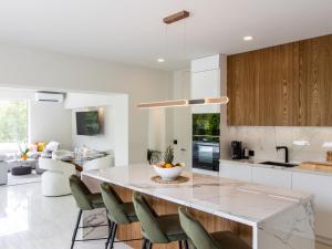 a kitchen with a large marble table and chairs at Duplex de luxe avec piscine privée, cuisine équipée et Wi-Fi à Anse Marcel - FR-1-734-63 in Marigot