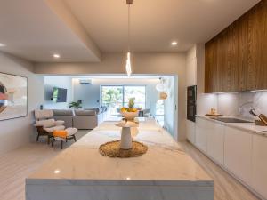 Kuchyň nebo kuchyňský kout v ubytování Duplex à Anse Marcel avec piscine privée, WiFi, air conditionné et service de conciergerie - FR-1-734-62