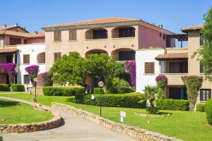a building with a garden in front of it at Residence Bouganville in Porto Rotondo