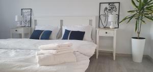 Кровать или кровати в номере Castanilor Elite Craiova +2 фотографии