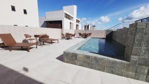 a swimming pool on the roof of a building at Studio Incrível: Piscina, Wi-Fi, Pôr do Sol Mágico in Cabedelo