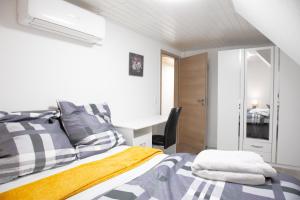 Postel nebo postele na pokoji v ubytování F&F Suites Ilsfeld DG, zentrale Lage, Autobahnnähe & kostenfreie Privatparkplätze