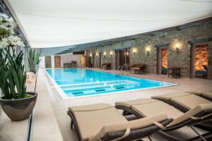 a large swimming pool with chairs around it at Schlosshotel Münchhausen in Aerzen