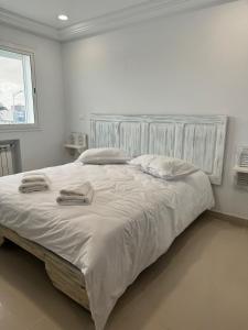 Postel nebo postele na pokoji v ubytování les portes vieillies