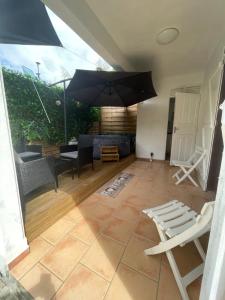 Patio nebo venkovní prostory v ubytování Havre de détente avec jaccuzi