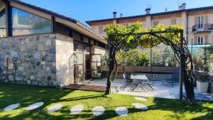 una casa con un árbol en el patio en La Casetta del Lago, en Lovere