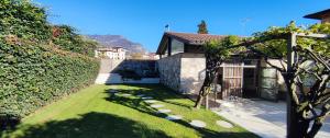 un patio con césped junto a un edificio en La Casetta del Lago, en Lovere
