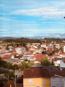 Pemandangan umum bagi Vilagarcia de Arousa atau pemandangan bandar yang diambil dari apartmen