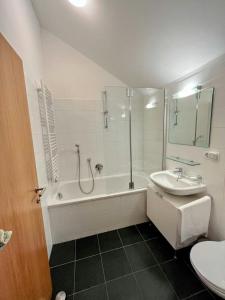 Koupelna v ubytování Kerstin 10 by SMR Rauris Apartments - inc Spa and near Gondola