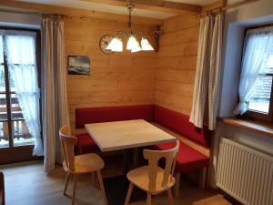 a dining room with a table and chairs at Ferienwohnung Lippenlehen in Marktschellenberg