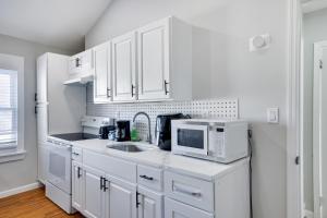 Dapur atau dapur kecil di Beautiful 2BR Home Near Penn Station +9 gambar