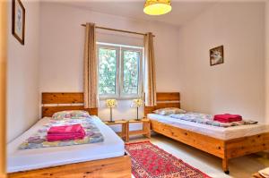 Un dormitorio con dos camas y una ventana. en Ferienhaus Nora mit zwei schönen Doppelhaushälften, "Meeresbrise 2", en Agios Spiridon, Corfú 17 fotos más