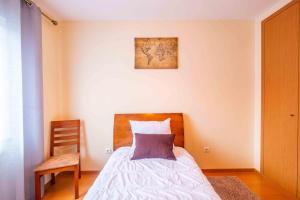 a bedroom with a bed and a picture on the wall at Santana House - Holiday Rental in Santana
