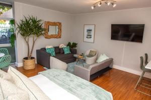 Televisyen dan/atau pusat hiburan di Modern Family Unit in Green Point - Parking & Pool