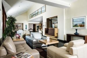 A seating area at Ballyroe Heights Hotel