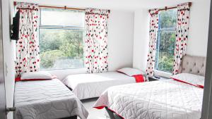 a bedroom with two beds and a window at Hotel Alta Montaña Mongui By Seres Viajeros in Tópaga