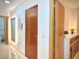 グラナダにあるAlhambra Centro Apartamentoのバスルーム(木製のドア、シンク付) +38枚の写真