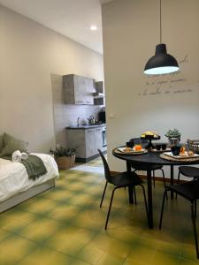 a living room with a table and a kitchen at Vesuvio House in Boscoreale