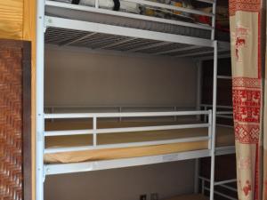 Poschodová posteľ alebo postele v izbe v ubytovaní Charmant studio avec balcon sud et parking, proche télésiège et navettes ! - FR-1-693-26
