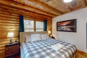a bedroom with a bed in a log cabin at Liberty Lodge in Mineral