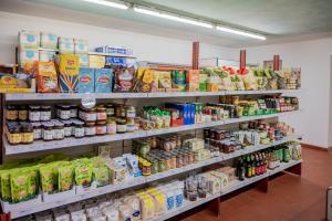 Supermarket nebo jiné obchody v  kempu nebo okolí