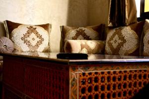 um sofá com almofadas em cima em chillax see view terrace em Imsouane