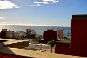 uma vista do oceano de um edifício em chillax see view terrace em Imsouane