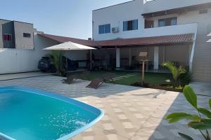 Bazén v ubytování Casa de temporada Guriri com Piscina - Cod 34 nebo v jeho okolí