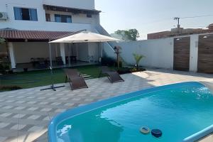Bazén v ubytování Casa de temporada Guriri com Piscina - Cod 34 nebo v jeho okolí