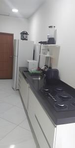 Kuchyň nebo kuchyňský kout v ubytování Casa de temporada Guriri com Piscina - Cod 34